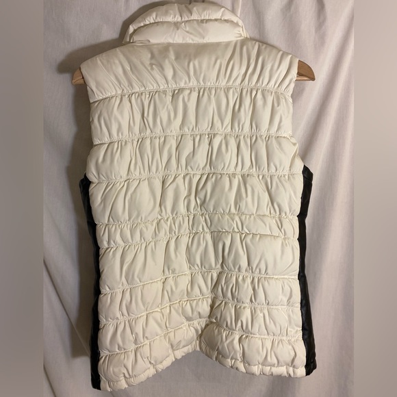 Woman’s puffy vest size Med.  Like New Condition - Picture 5 of 10